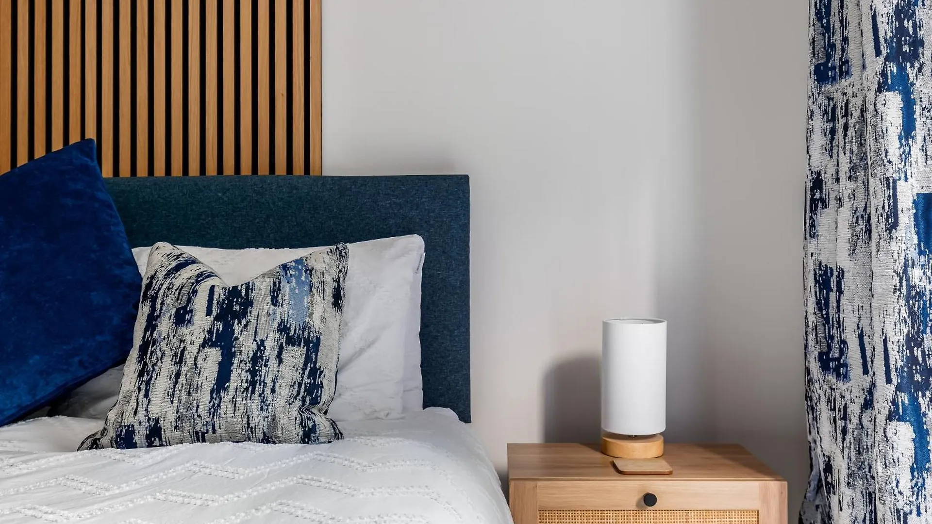 Modern, Comfy Town Centre Gem, Near Beach, Parking ボーンマス 0*,