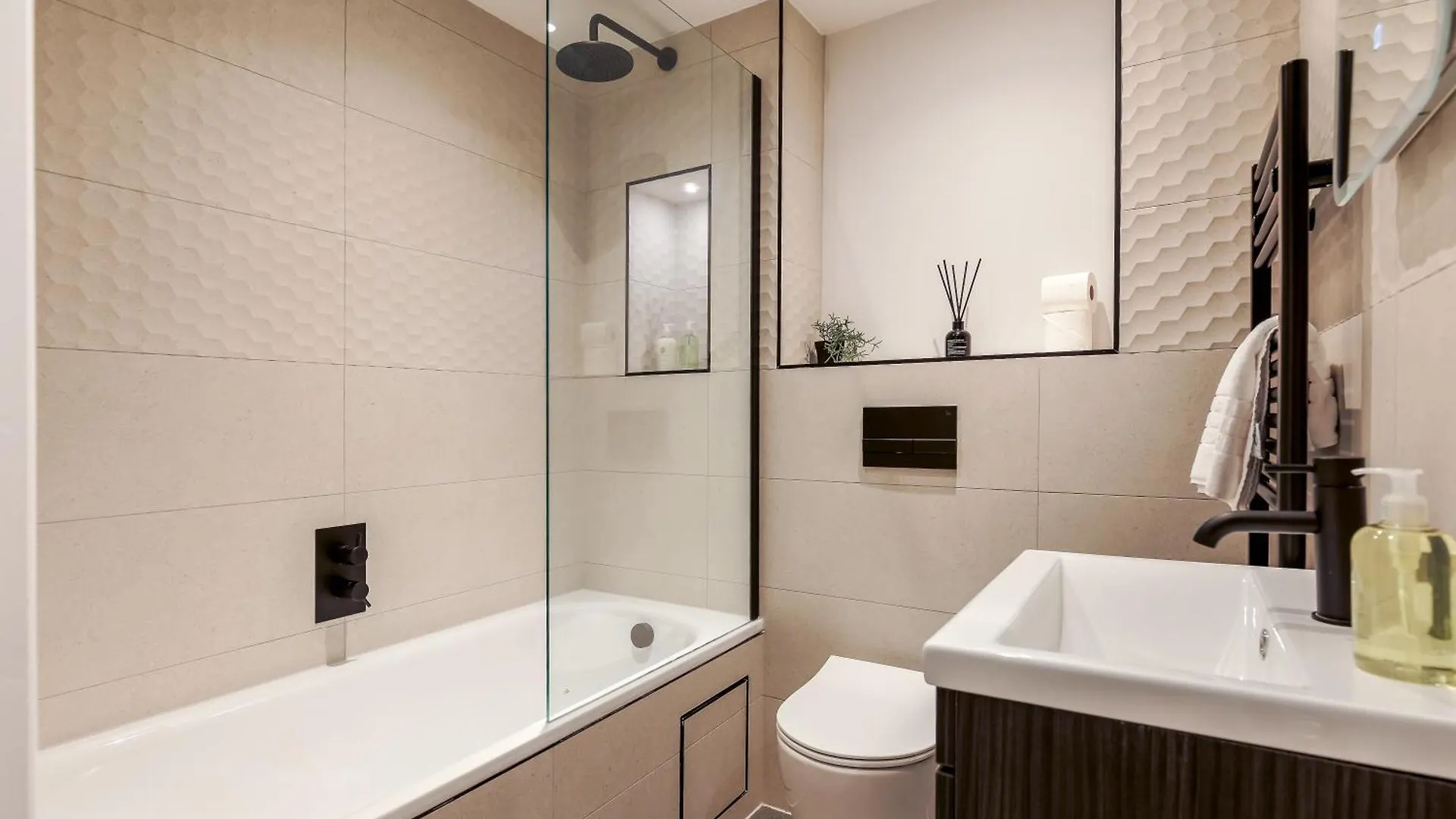 Modern, Comfy Town Centre Gem, Near Beach, Parking ボーンマス アパート
