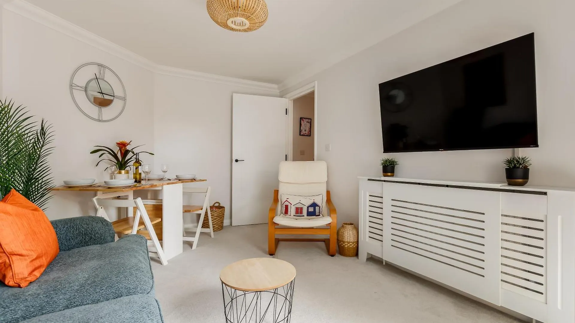 Modern, Comfy Town Centre Gem, Near Beach, Parking ボーンマス 0*,